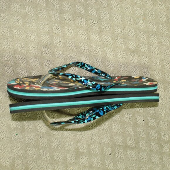 Vera Bradley High Quality Blue Floral  Sandals Wm 7/8  Flip Flop’s Thongs NWOT - Picture 3 of 5